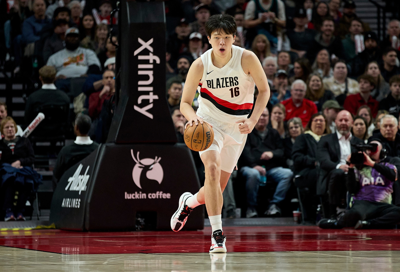 AYX爱游戏中国-差了一点点！杨瀚森持球强攻 但勾手打到篮筐前沿不中