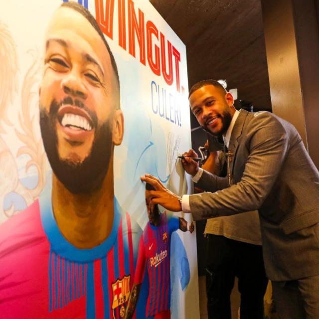 爱游戏手机版-德佩正式亮相巴萨 拉波尔塔：新签的球员都能注册